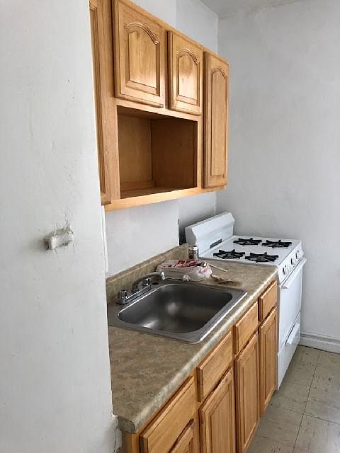 2nd image of 877 Chestnut St #2