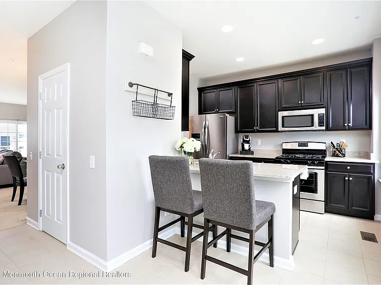 137 Beacon Ln #605 — Photo 3