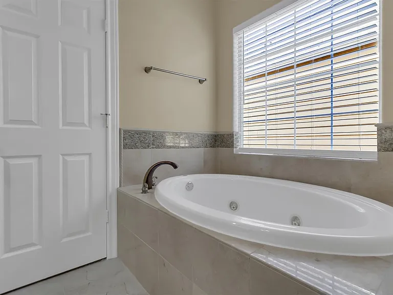 9006 Lakes At 610 Dr — Photo 18