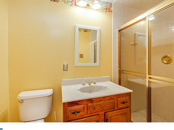 5th image of 300 Williamsburg Ct