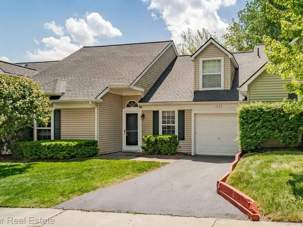 1058 Sandpiper Dr, Waterford, MI 48328