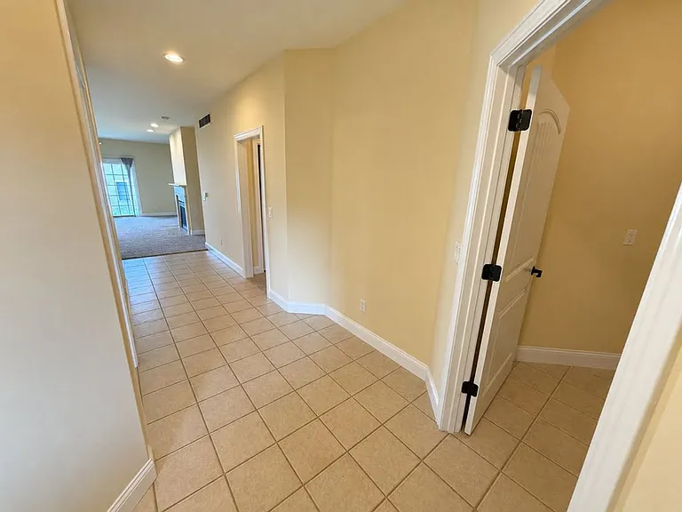 1513 Stonebluff Ct — Photo 3