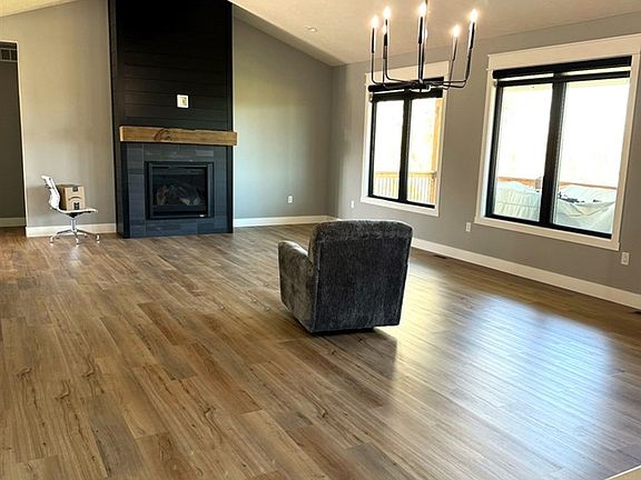 3rd image of 1304 Larkspur Ln