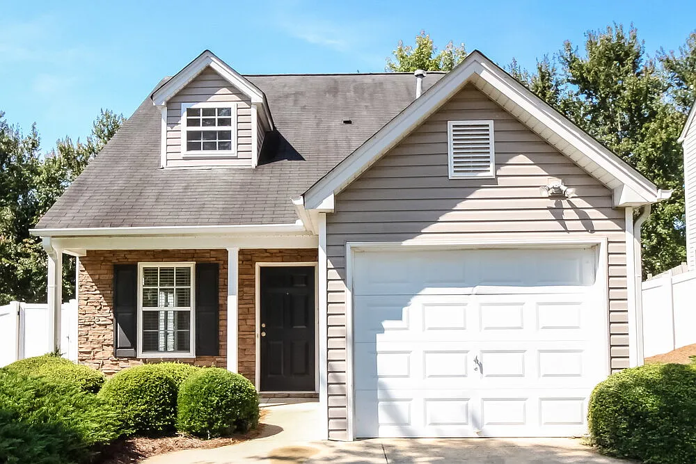 3 bed, 2.5 bath, 1365 sqft, $2,060 — Photo 1