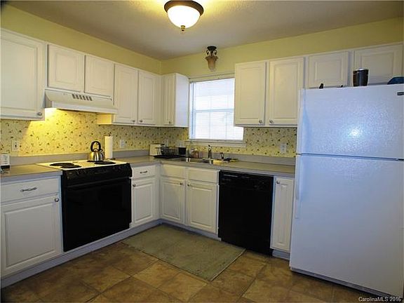 3rd image of 5807 Country Walk Dr