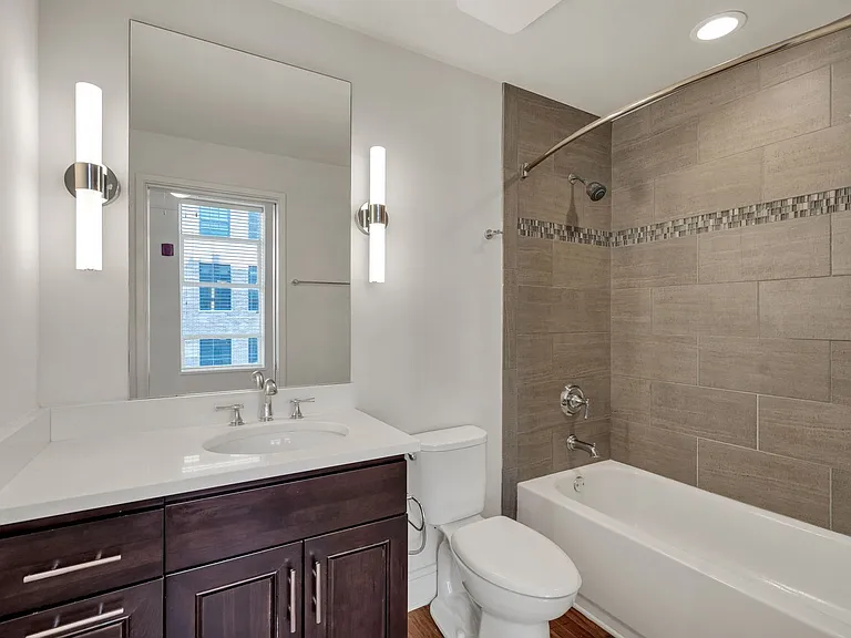 The Howard Luxury Apartments — Photo 35