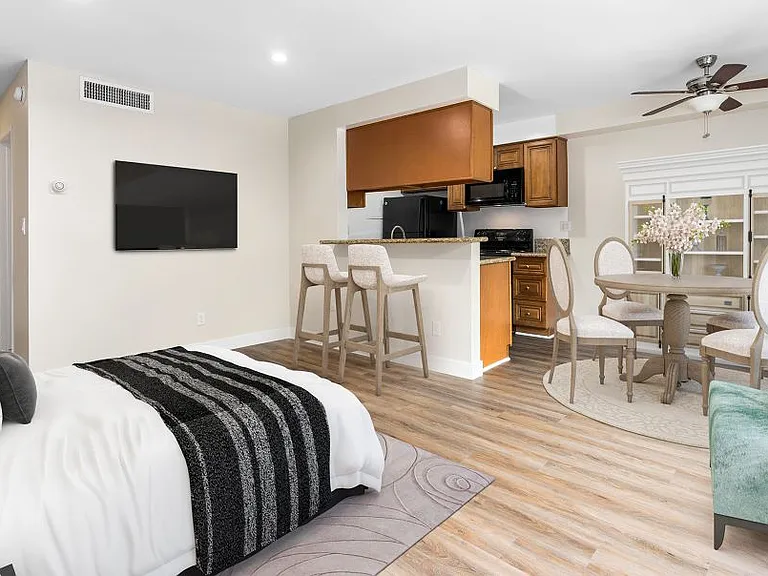 Lombardi Apartments — Photo 48