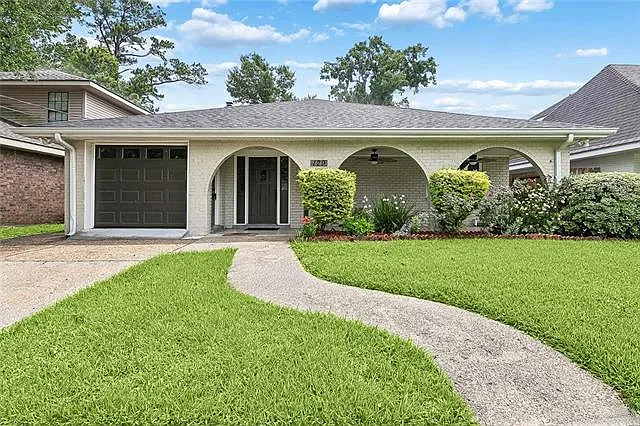 4 bed, 2.5 bath, 2879 sqft, $2,850 — Photo 2