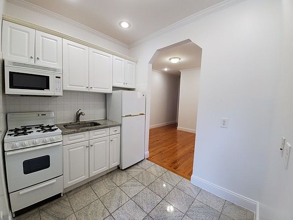 2nd image of 225 W 15th St #5C