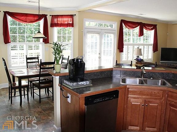 5th image of 551 Persimmon Dr