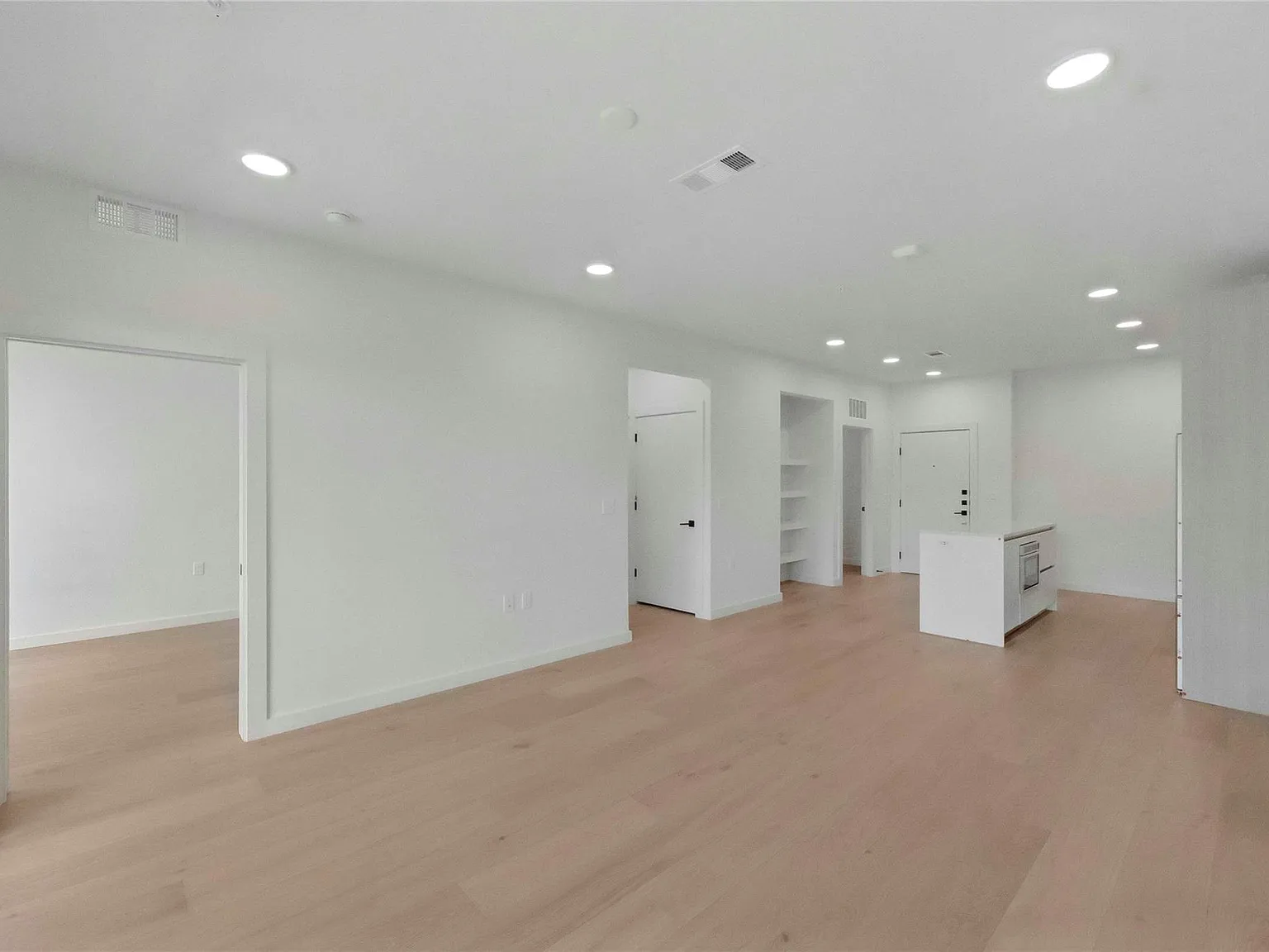 1 bed, 1.0 bath, 819 sqft, $2,895 — Photo 3