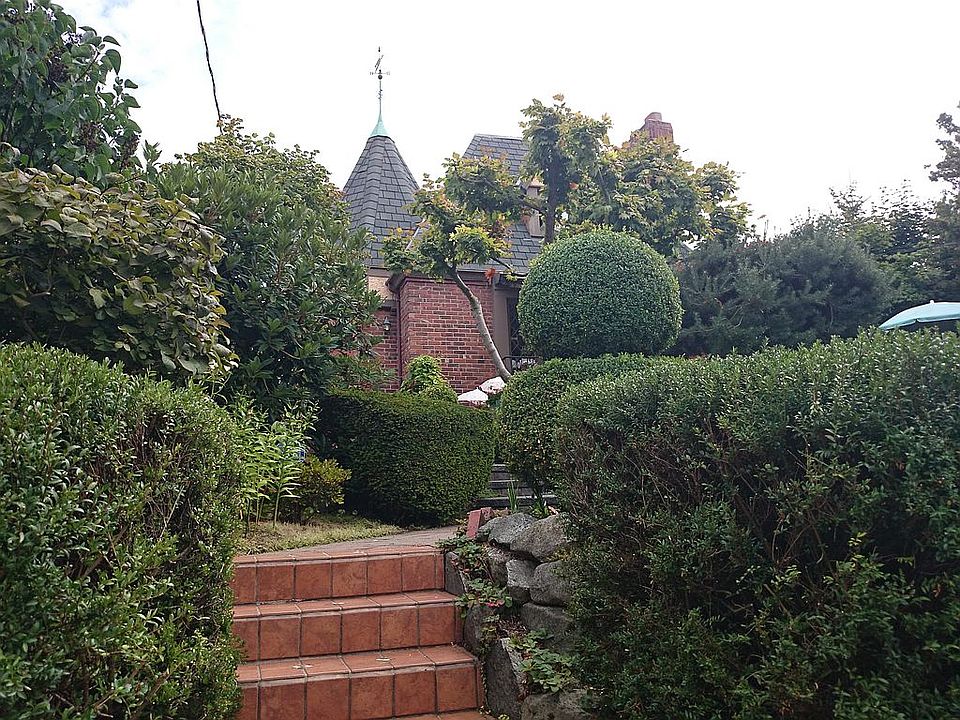 2nd image of 8610 Fauntleroy Way SW