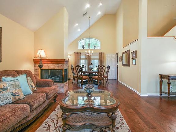 4th image of 430 E Presidential Cir