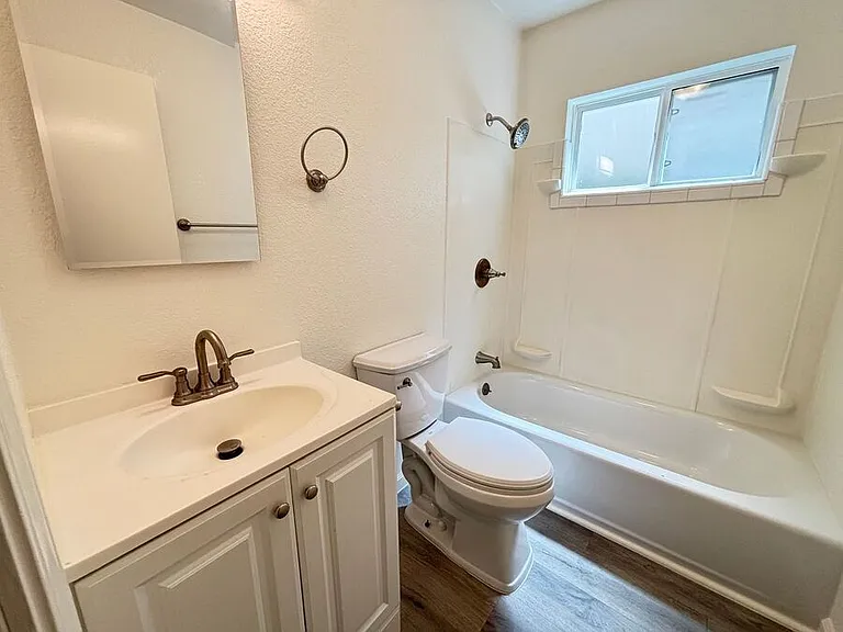 2227 Bonar St #D — Photo 9
