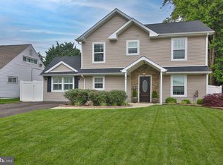 40 Greenbrier Rd, Levittown, PA 19057