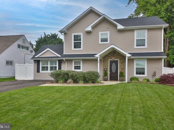 40 Greenbrier Rd, Levittown, PA 19057