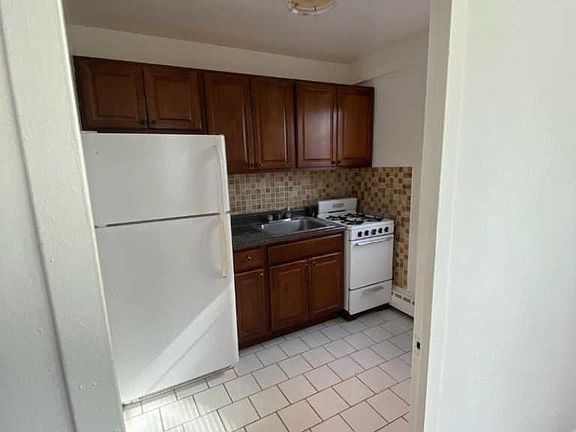 2nd image of 2620 W Berwyn Ave #103