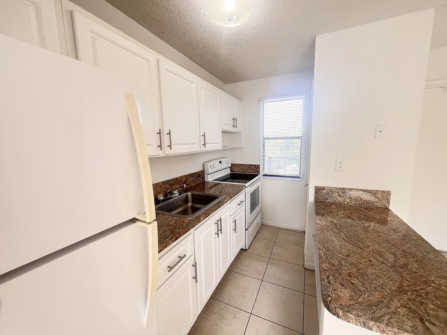 116 Ne 9 Th St (1142 Realty Inc) Cozy Terrace Please Read The Note List Of Vendor - 536-14 — Photo 2