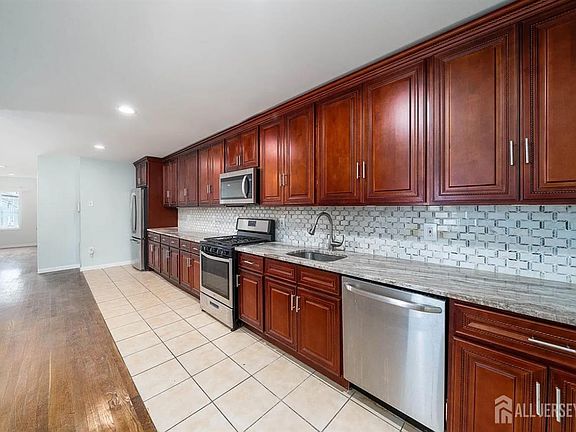 4th image of 22 Linden Ave