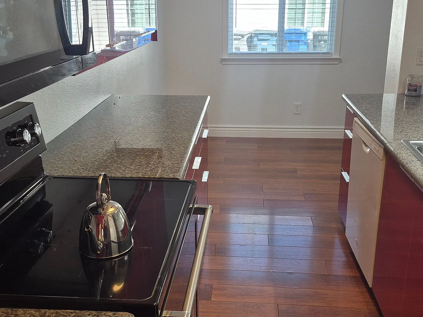 Remodeled 2 Bedroom Condo with Garage — Photo 3