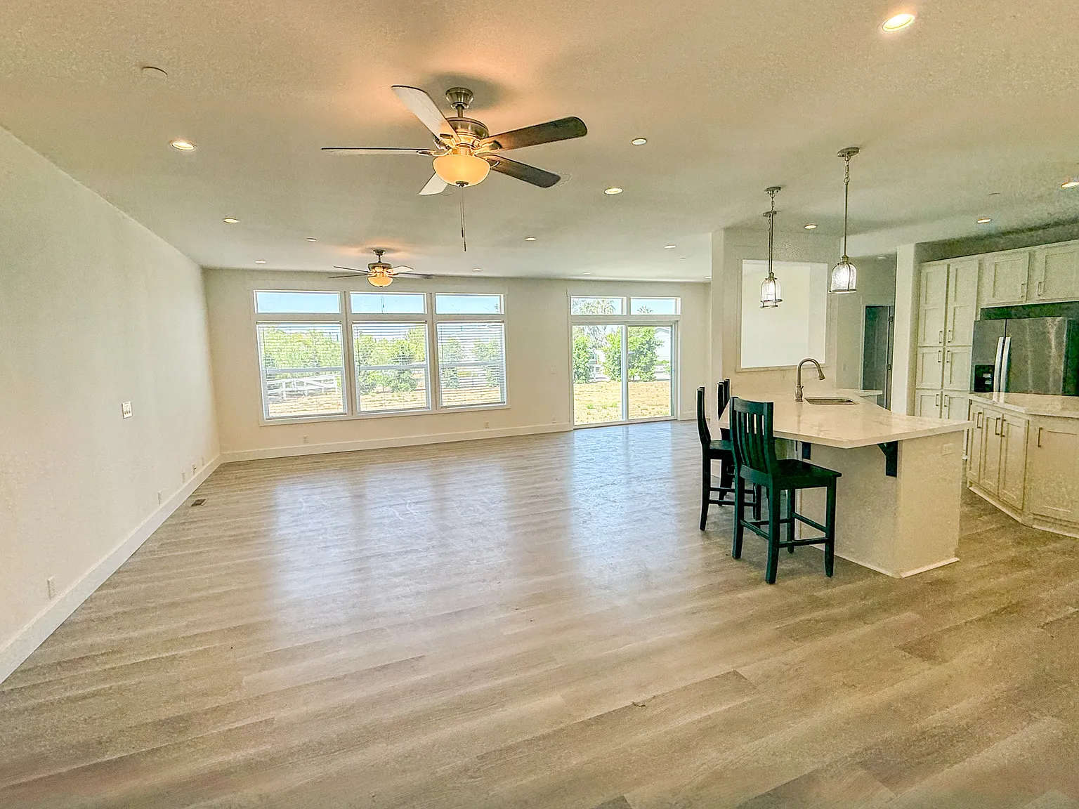 4 bed, 2300 sqft, $4,595 — Photo 3