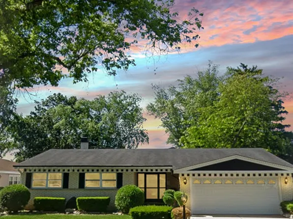 1825 E Sitka Ln, Mount Prospect, IL 60056
