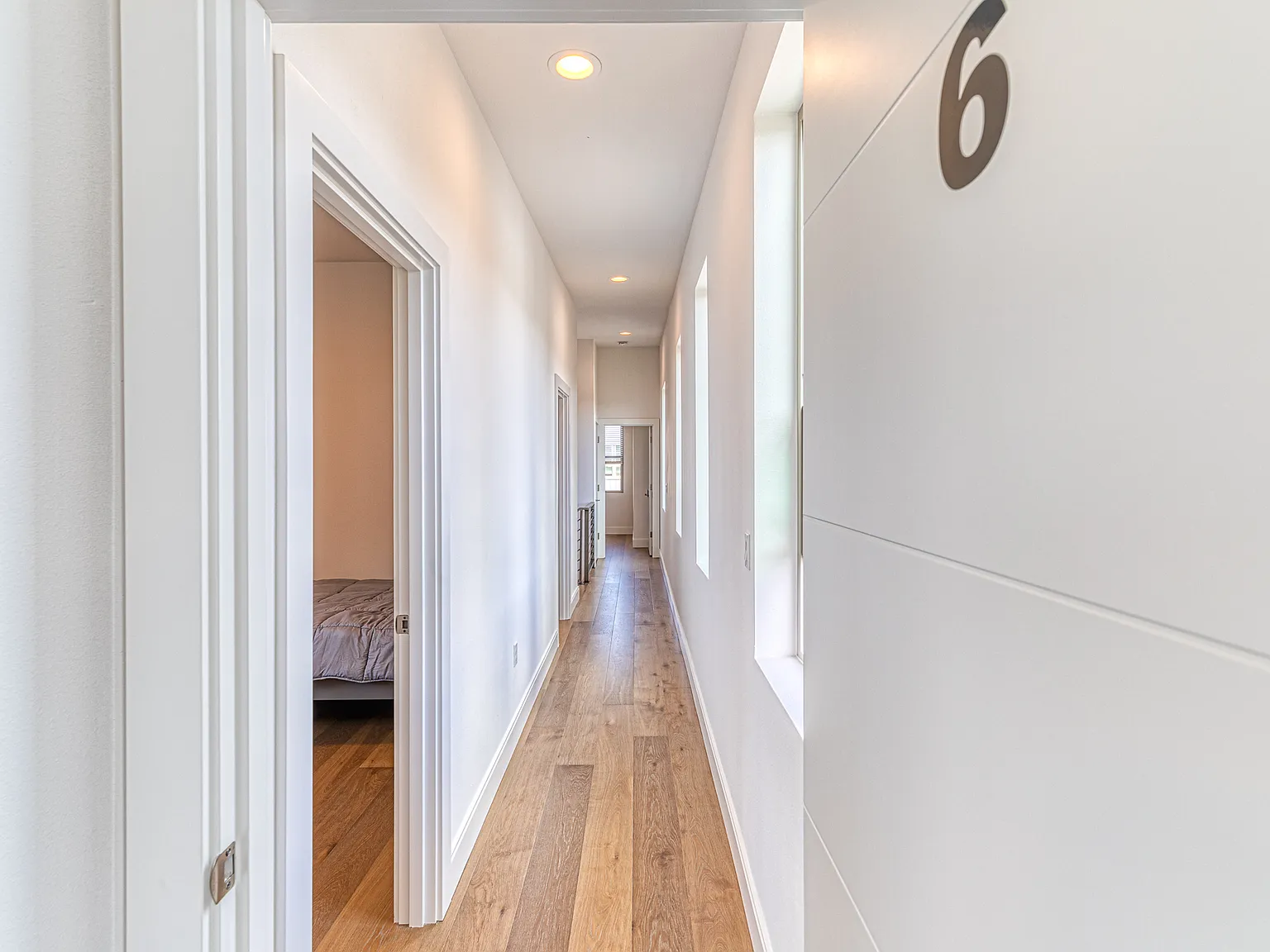 8 bed, 1884 sqft, $1,100 — Photo 2