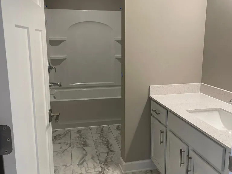 Upstairs full bathroom.