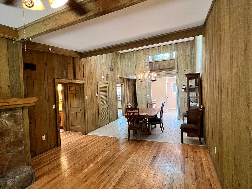 Dining area fully furnished.