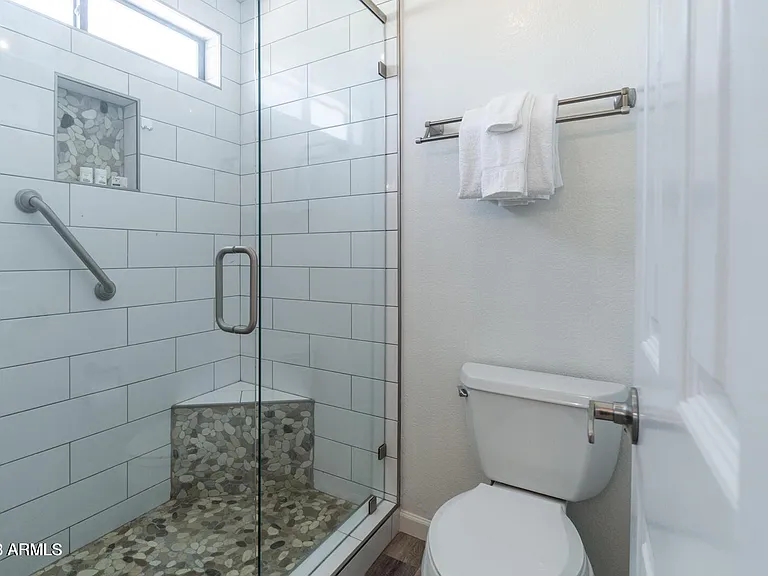 1460 N La Rosa Dr — Photo 13
