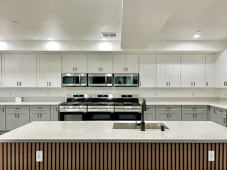 1587 West 35th Street — Photo 9