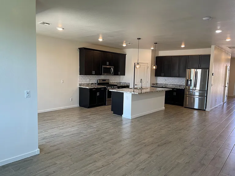 7208 N 124th Ln — Photo 3