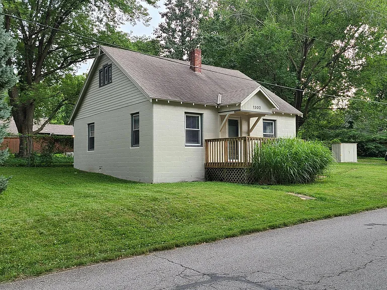 1302 SW Chicago St — Photo 2