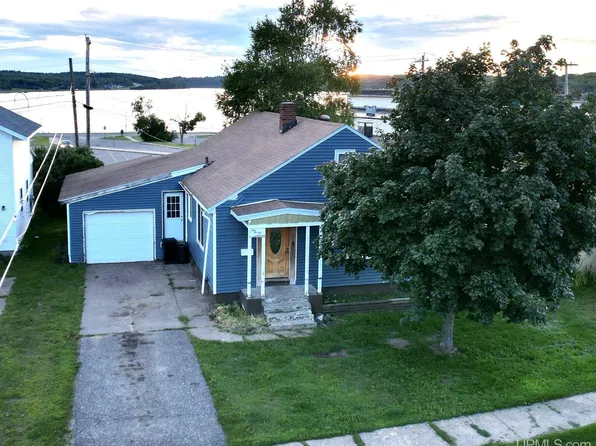 923 Hungerford Ave, Negaunee, MI 49866