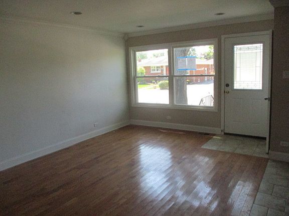 4th image of 604 E 164th Pl