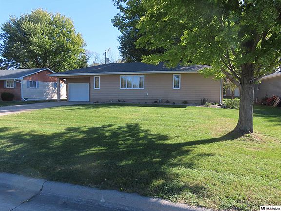 5th image of 304 S 1st St