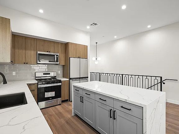 2nd image of 1733 S Barrington Ave #1/2
