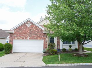 8 London Dr, Monroe Township, NJ 08831