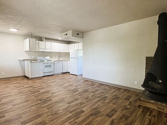 4th image of 2705 Oak St #15