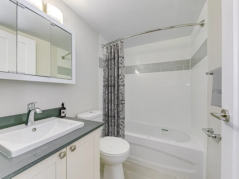 140 Robinson St — Photo 4