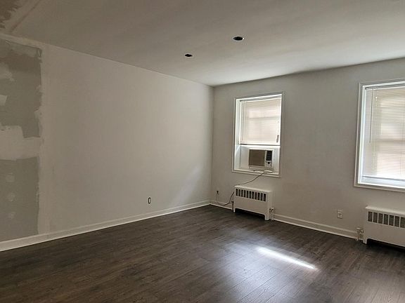 3rd image of 2320 Linwood Ave #1E-201E