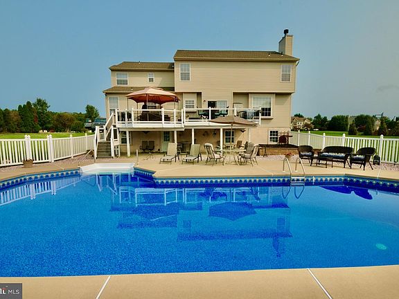 3rd image of 20 Peach Ridge Dr