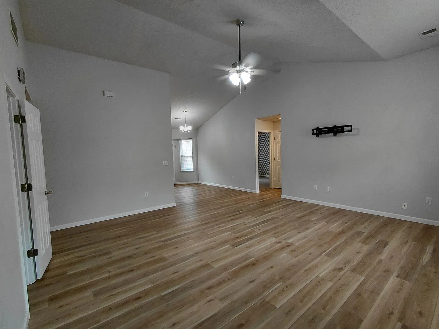 Fenced home close to FLW! — Photo 3