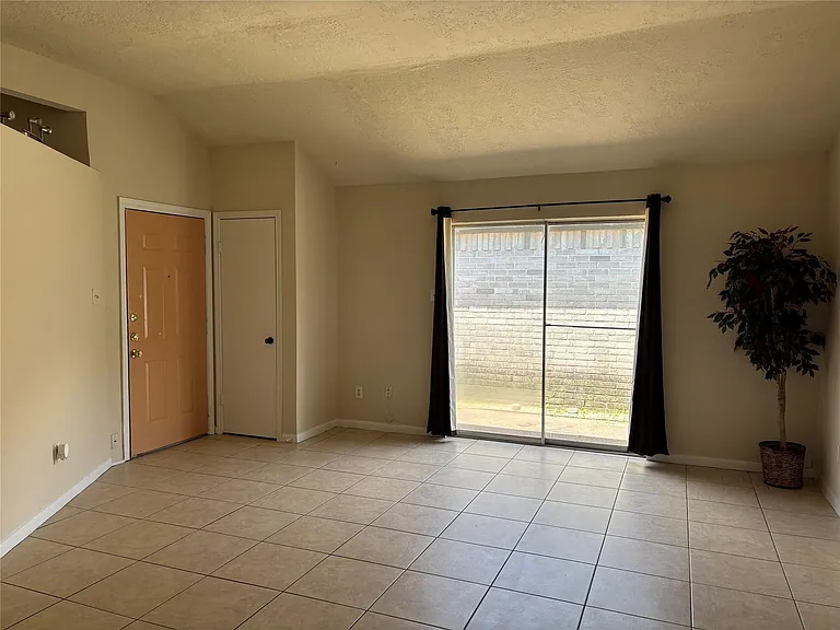 17090 Kilwinning Dr — Photo 2