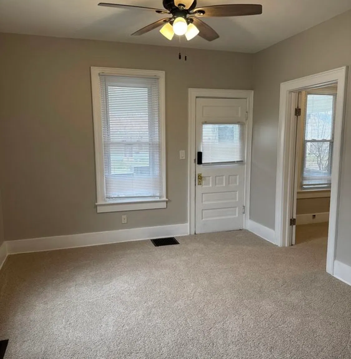 3 bed, 1048 sqft, $1,600 — Photo 1