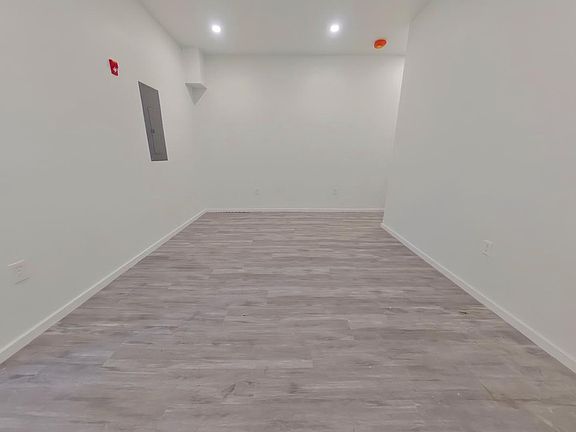 3rd image of 5715 Woodland Ave