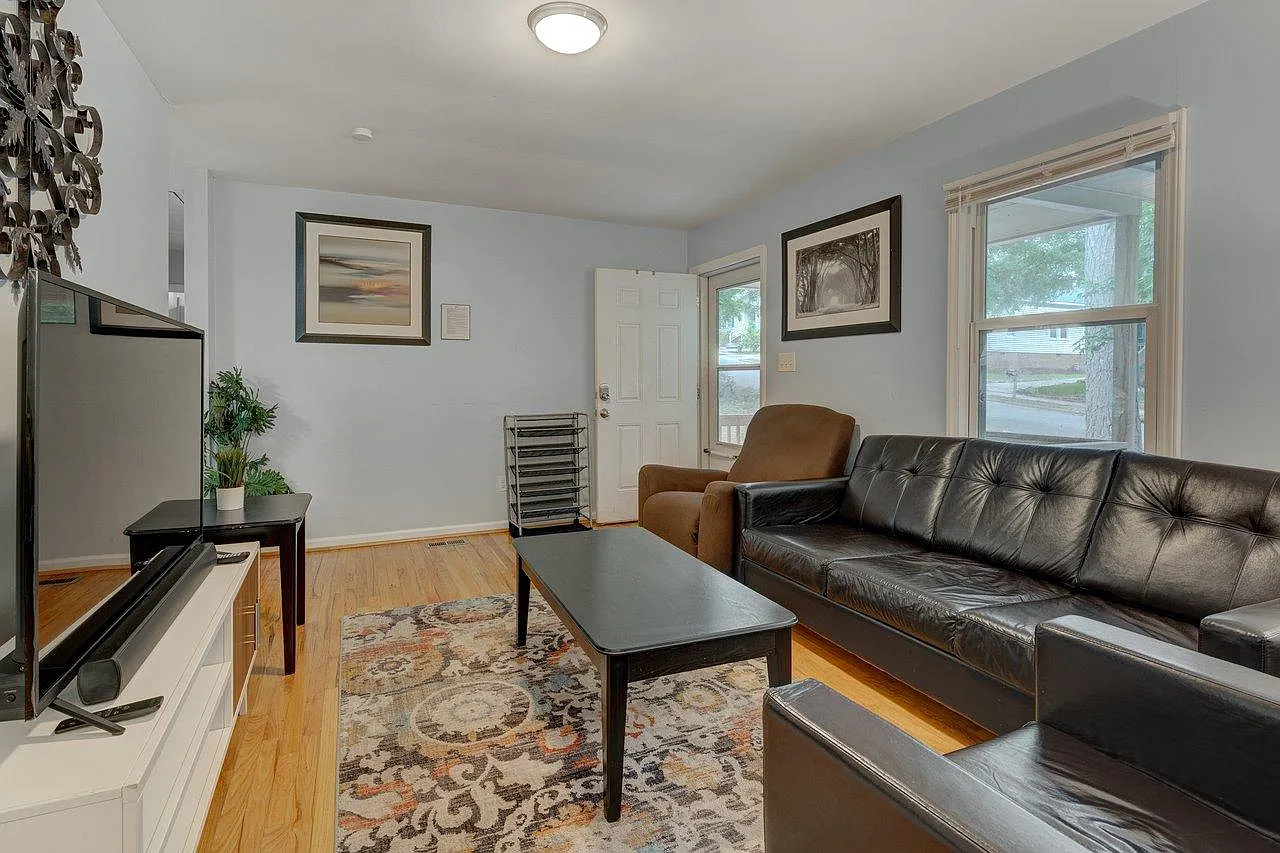 3 bed, 1350 sqft, $3,250 — Photo 3