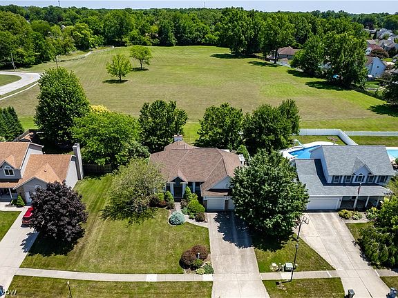 3rd image of 125 Ravenglass Blvd