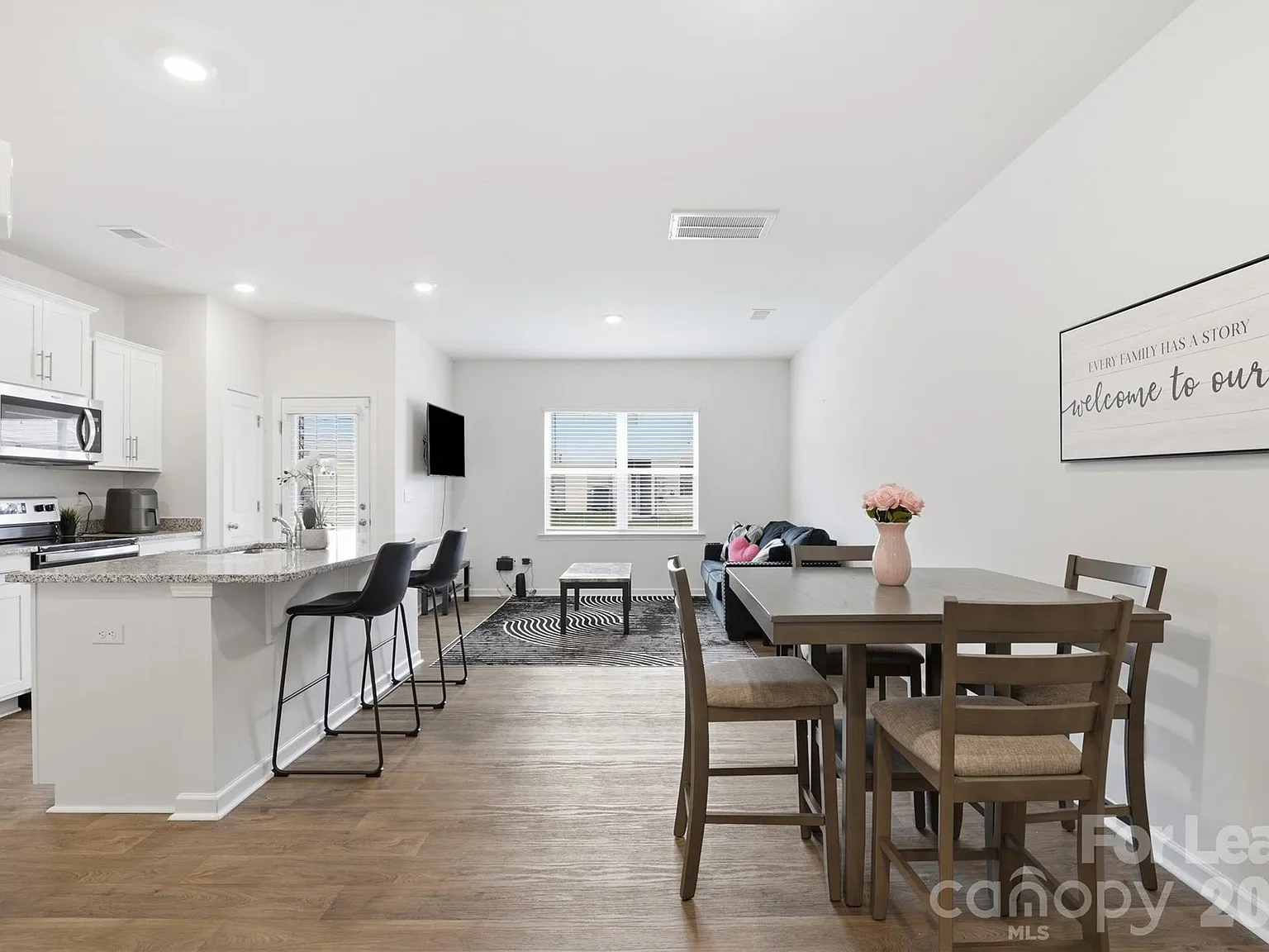 3 bed, 2.5 bath, 1458 sqft, $2,000 — Photo 4