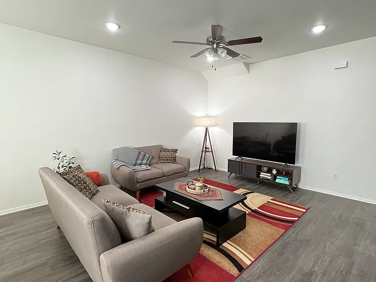 1018 S Benchmark Ln #2 — Photo 2